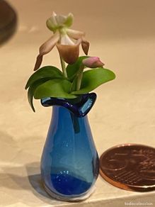 Casas de muñecas: Jarrón de cristal azul con flor miniatura casa de muñecas